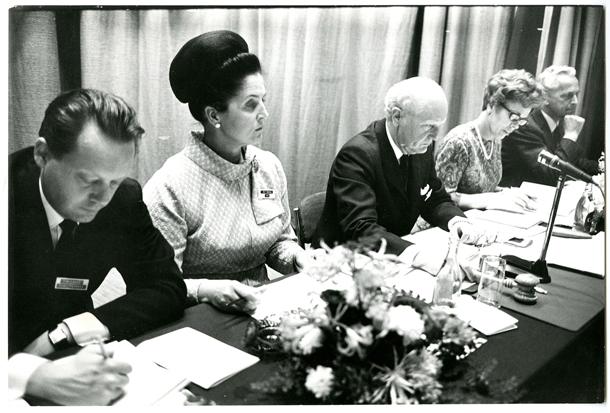 Presidiet vid den kongress som 1968 beslutade om fusionen. Från vänster Kurt Persson, förbundskansliet, Rut Remahl, Arbetsmarknadsverket, Harry Svensson, Skolöverstyrelsen, Eira Nordenskiöld, förbundskansliet och Sven Sjögren, Utlänningskommissionen.