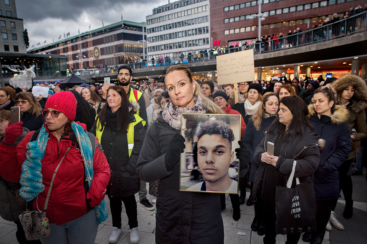 »Det som händer borde kallas en nationell kris«, säger Katri Reyna Väänänen. Hennes son Yonathan är en av de många unga män som under de senaste åren skjutits ihjäl. Foto: Elis Hoffman.