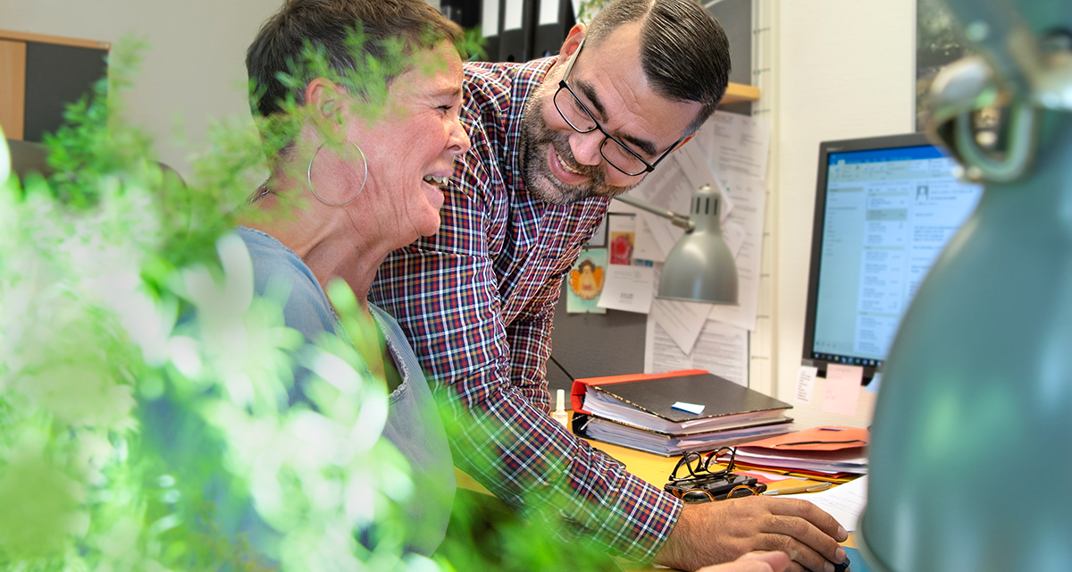 Helene Johansson, här med Kristian Lindberg, förespråkar att man arbetar med it-coachning, det vill säga att någon sitter bredvid en stund och kommer med förslag på hur man kan jobba mer effektivt.