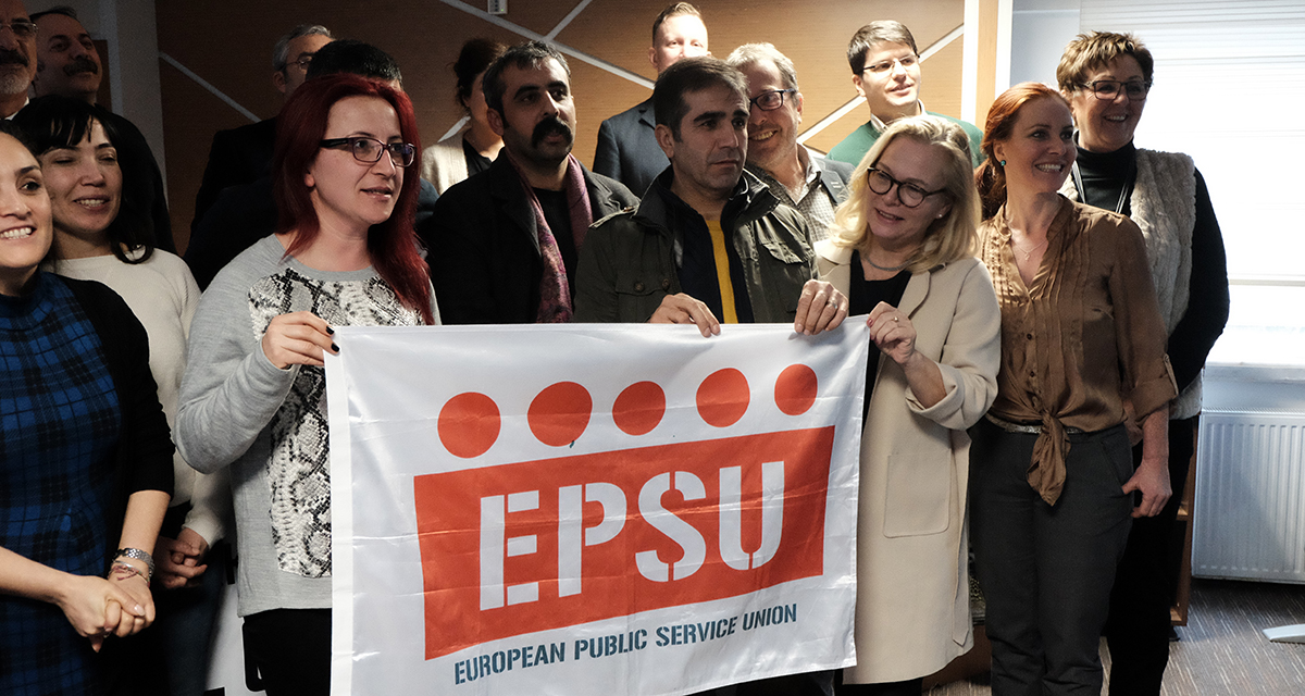 Den europeiska fackliga organisationen för offentliganställda, EPSU, stödjer med sin närvaro vid rättegången de turkiska fackliga aktivisterna. STs ordförande Britta Lejon i vit kappa. Till höger om henne STs internationella sekreterarare Karin Brunzell.