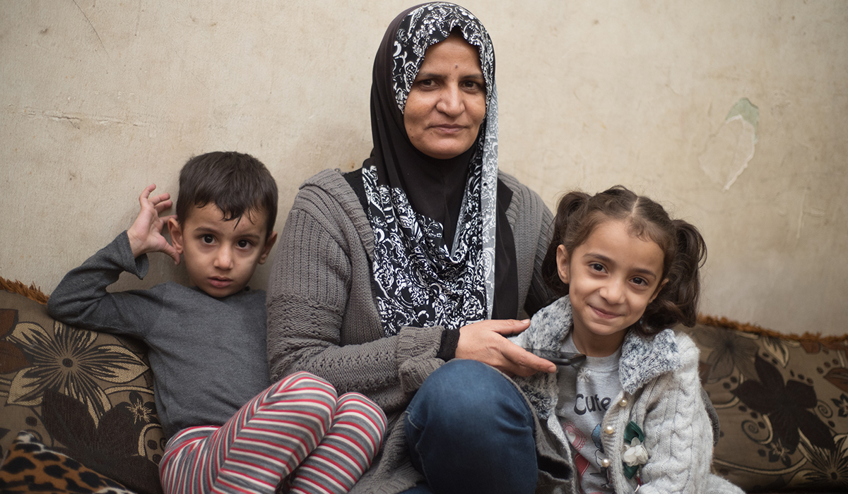 Nazira Hussein och hennes familj flydde från Aleppo i Syrien när kriget kom. Nu lever hon och resten av familjen ett osäkert liv i Beirut. Här är hon med barnbarnet Waleed och dottern Fayrouz.