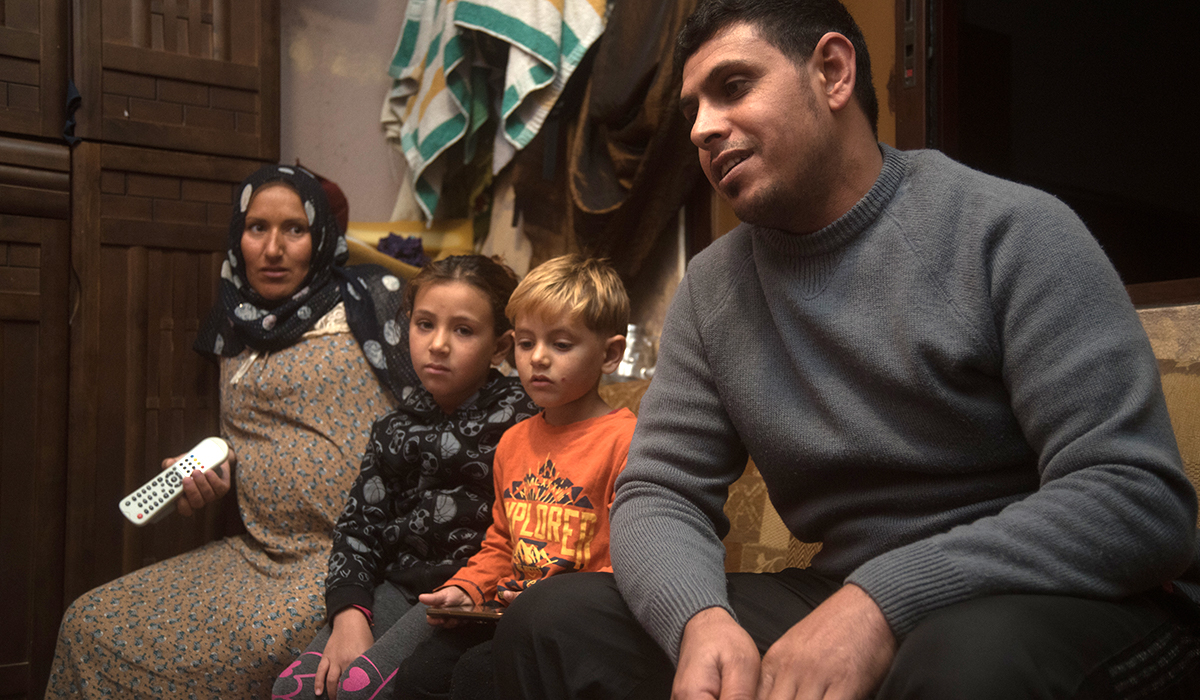 Abed Hammoudi och hans familj slipper hyran mot att han fungerar som vaktmästare i det höghus där de bor. Och så går han runt och söker jobb på byggen. Men det är svårt att hitta något, säger han.