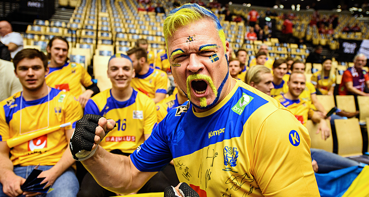 ”De kanske inte hör alla ord i våra ramsor, men de känner trycket och stämningen”, säger Magnus Winberg om hejaklackens roll under handbollslandslagets matcher.