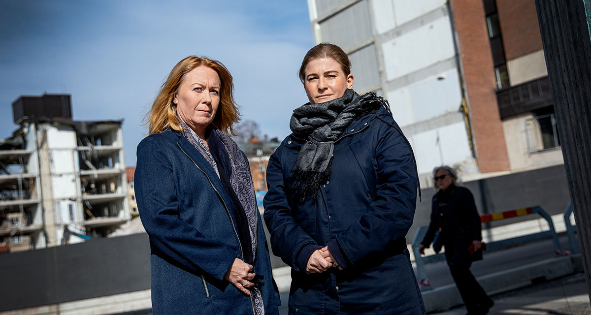 Dövkonsulenterna Jeanette Lindevall och Malin Winther vet fortfarande inte om de får behålla jobbet när verksamheten krymper. 