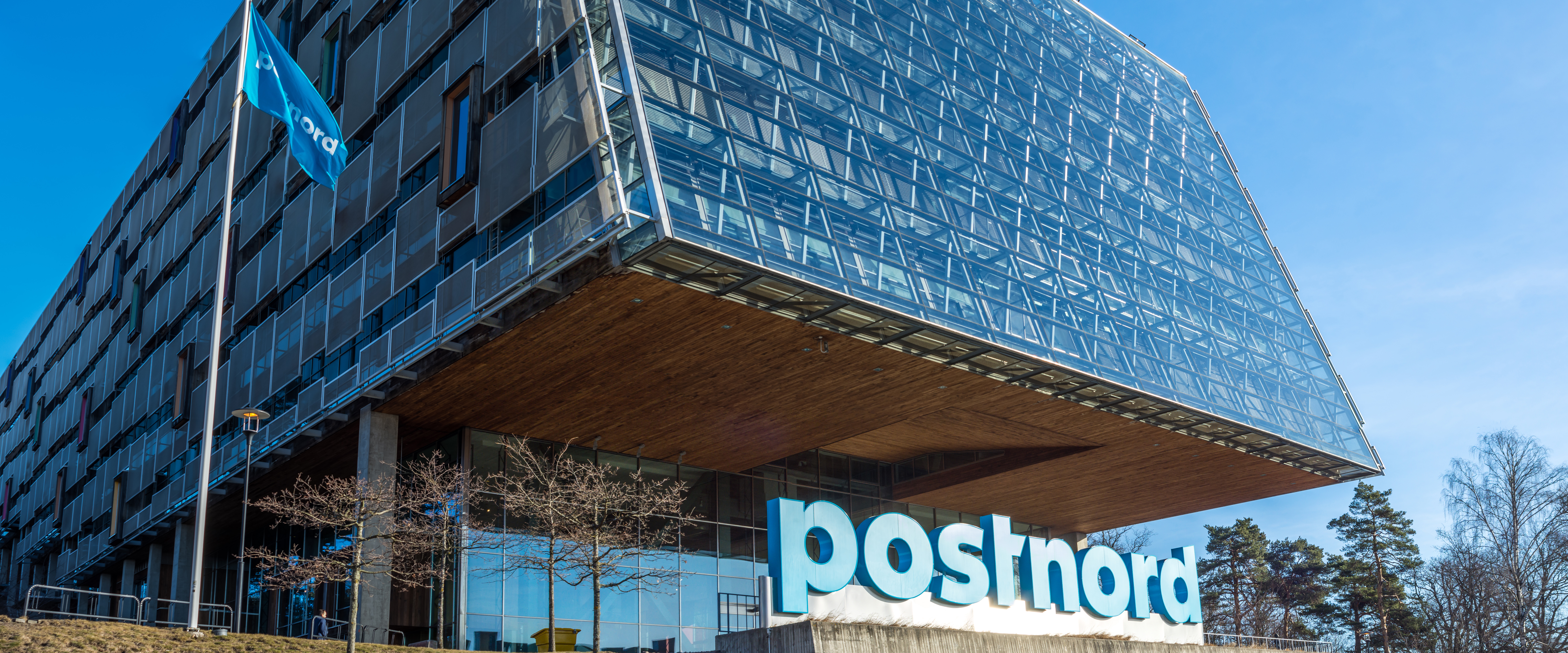 250 anställda får lämna Postnords huvudkontor i Solna.