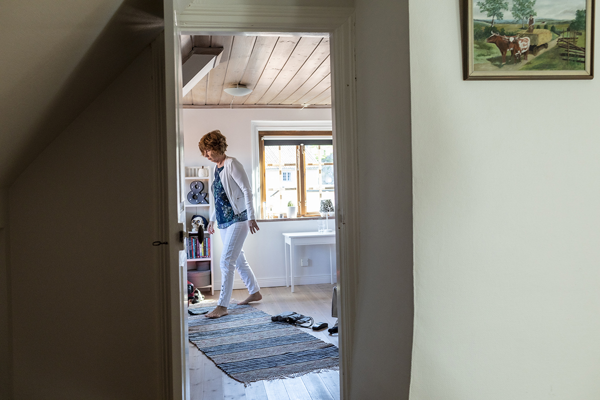 Siv Ohlsson bor i ett litet barnrum i en hyrd lägenhet i Visby. Trots att kollegerna bor trångt blir det inte så värst stor friktion, säger hon. ”Vi har ju lite olika tider och går inte på samma grejer.”