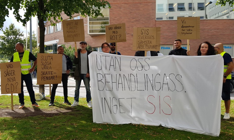 Demonstranterna samlades utanför SiS huvudkontor i Stockholm för att demonstrera mot beslutet att lägga ned Lövsta ungdomshem.