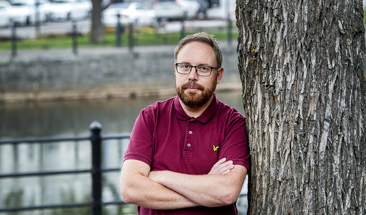 Peter Aspman beviljades inte ledighet med lön för att följa med sin sambo till specialistmödravården. Arbetsgivarens motivering var att det inte var han själv som behövde vården.