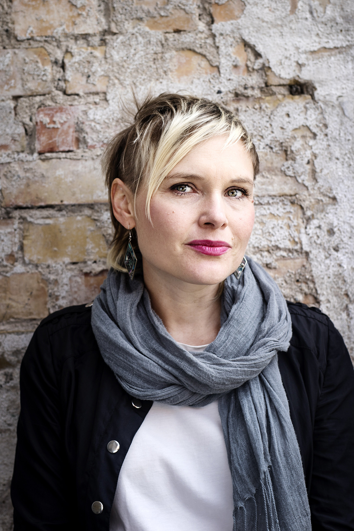 Inför sin separatutställning i höst har Sara Granér bland annat målat ordvitsar i olja på duk.
