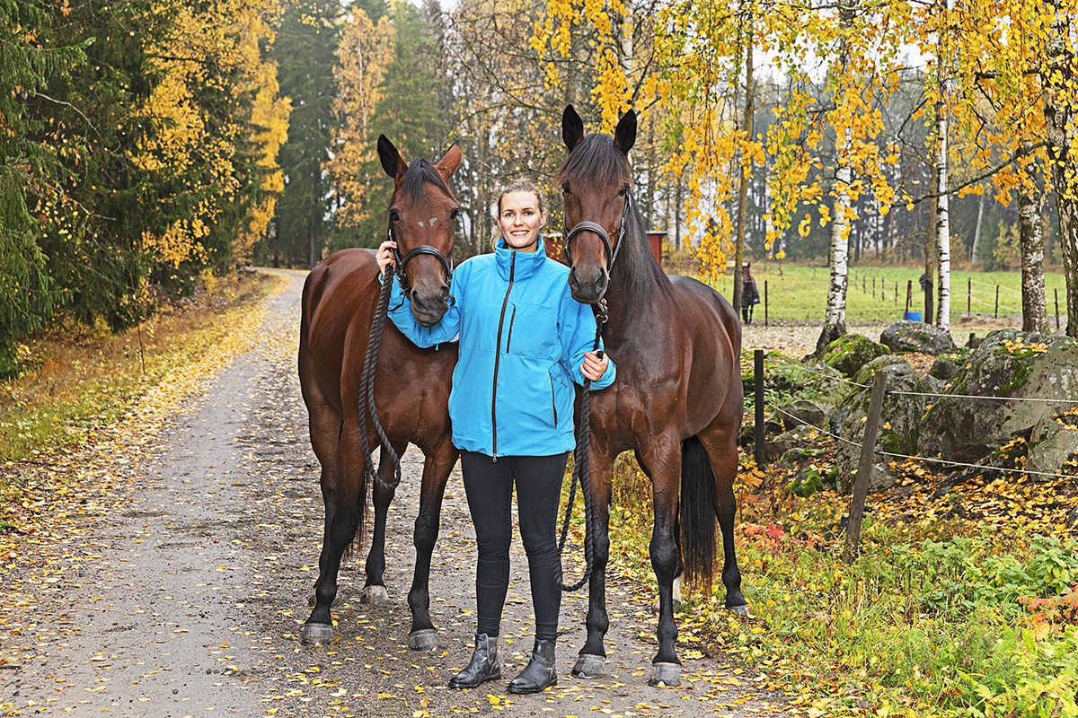 “Det är häftigt att se den utveckling de kan genomgå, de är så kraftfulla djur”, säger förrättningslantmätaren Olivia Olsson om att träna och tävla travhästar på fritiden.