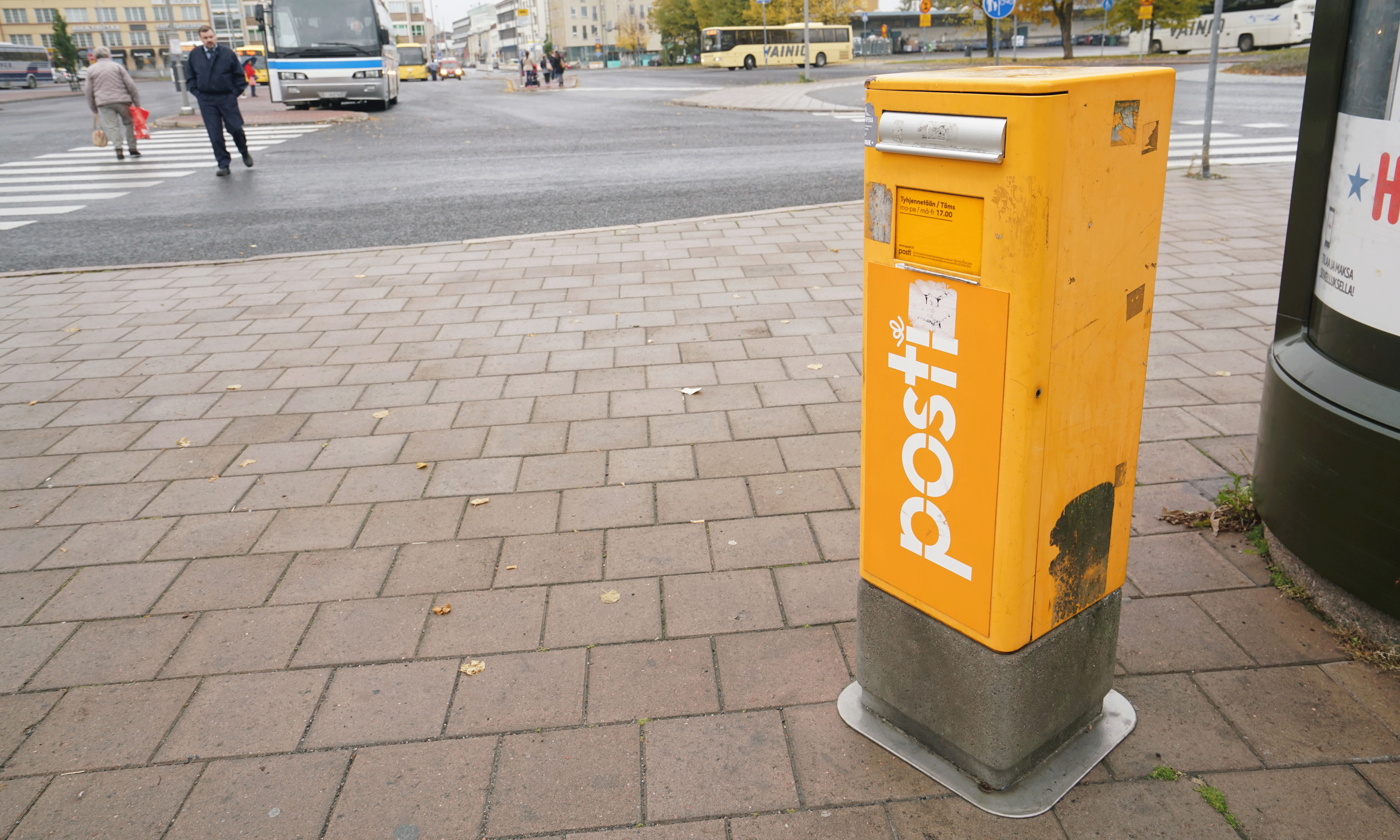 När finländska Posti meddelade att paketsorterarna ska vara anställda av ett dotterbolag, och därmed få ett nytt kollektivavtal med lägre löner och längre arbetsdagar, tog postfacket PAU ut 9 000 anställda i strejk.