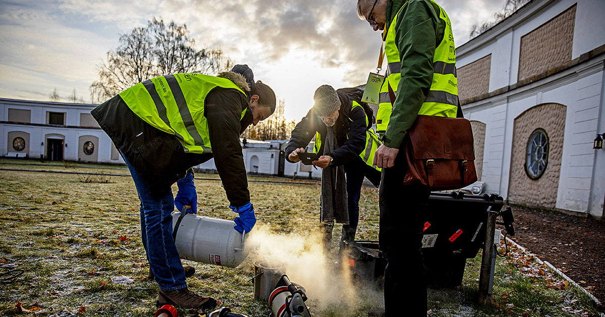 Strax före avfärd från Gimo herrgård kyls mät­instrumentet med flytande kväve. Klas Elmgren från Totalförsvarets forskningsinstitut, FOI, förevigar ögonblicket. Till höger Micael Granström, även han från FOI.