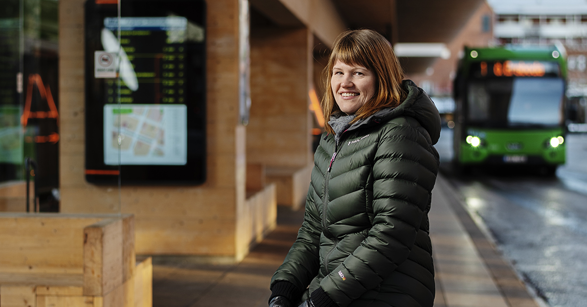 Hanna Sundén jobbar med projektet Fossilfria transporter i norr. Att underlätta klimat­omställningen genom att öka det kollektiva resandet är ett mål.