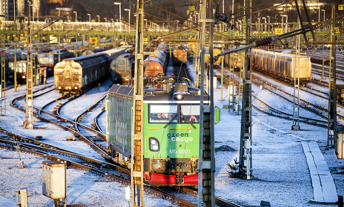 Godsvagnarna som släpps ned från rangerkullen i Borlänge kan väga 100 ton. När de dunsar mot varandra är krafterna obevekliga.