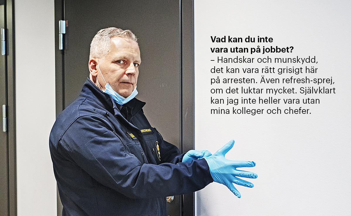 Michael Pettersson lämnar ut utrustning till de poliser som kommer till Malmö från resten av Sverige för att delta i operation Rimfrost.