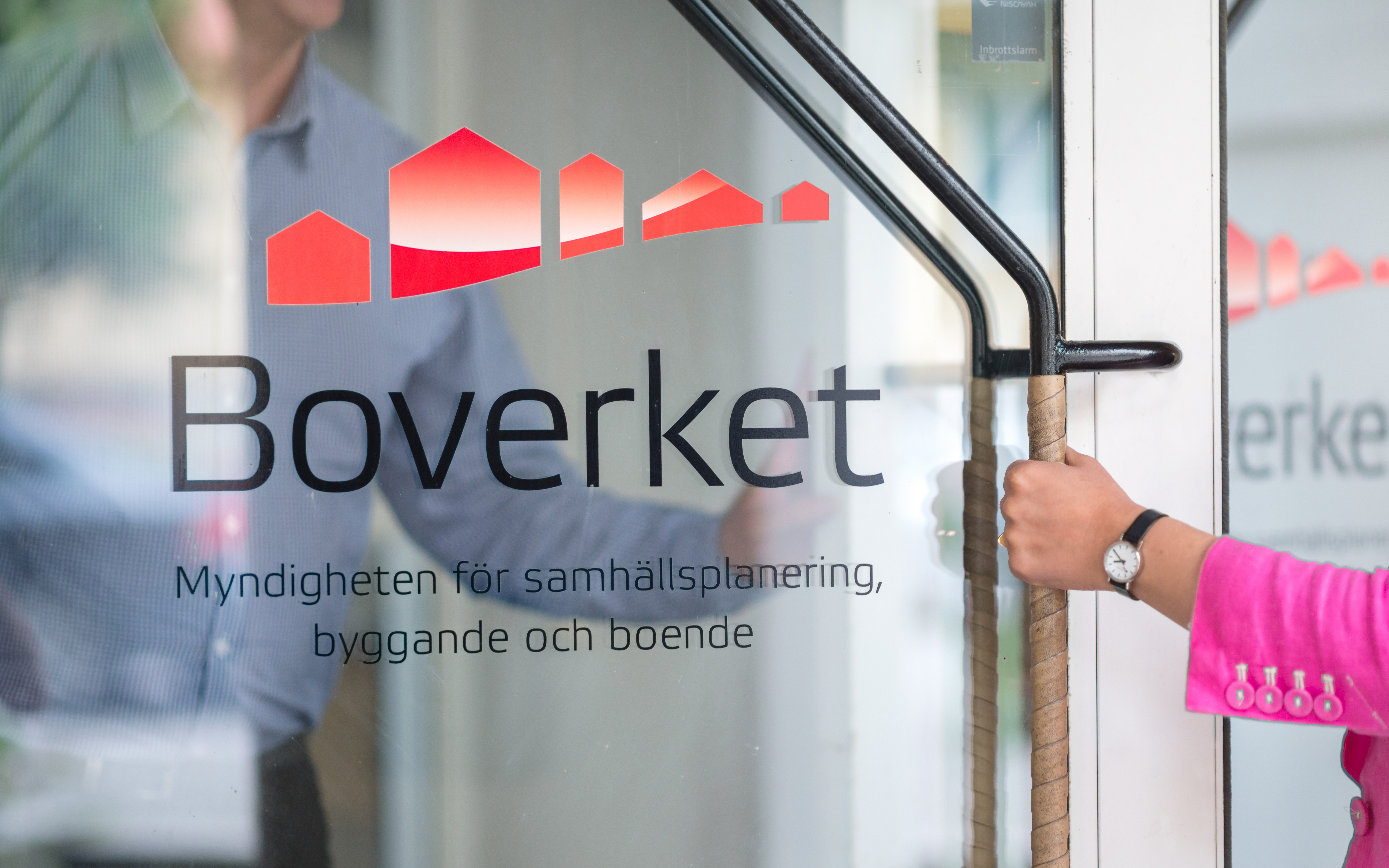 Ledarskapsproblem, svårtolkade mål och otydliga rutiner har i kombination med interna konflikter skapat arbetsmiljöproblem på en av Boverkets enheter, enligt STs avdelningsordförande Emma Fäldt.