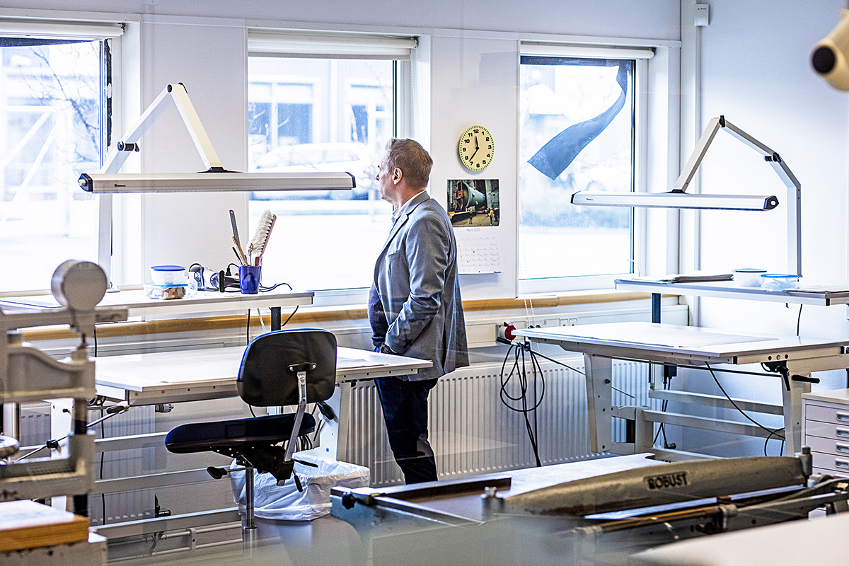 Jan-Eric Bruun har fått se flera kolleger lämna arbetsplatsen det senaste året. Under Publikts besök kommer beskedet att två arkivassistenter sägs upp.