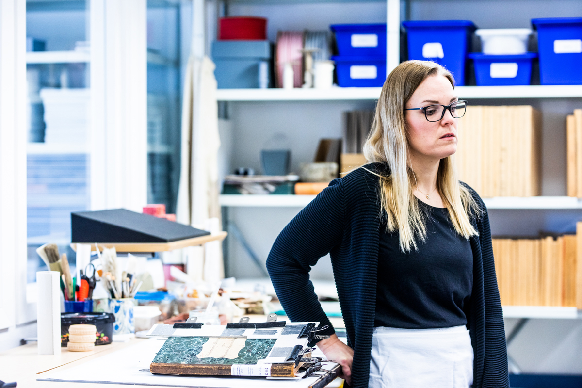 Bokbindaren Carina Nilsson är ordförande i ST-klubben på Landsarkivet i Lund. ”Jag har få svar att ge oroliga medlemmar”, säger hon.