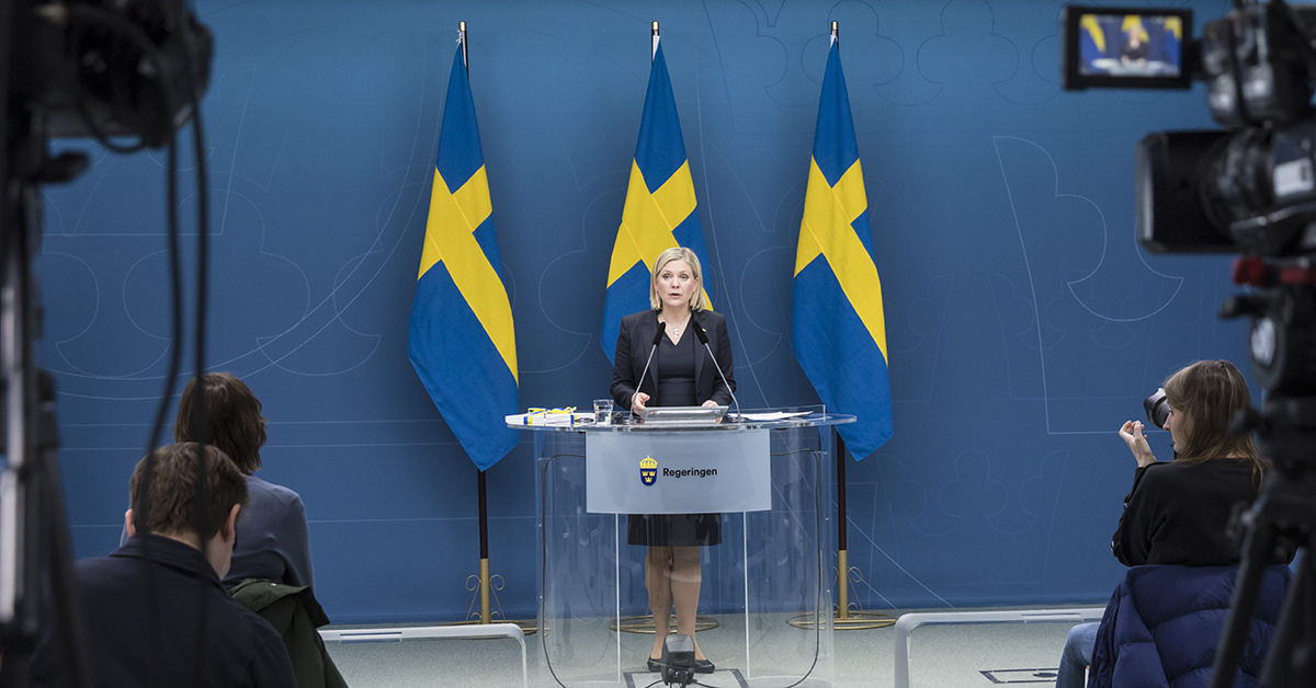 Finansminister Magdalena Andersson presenterar vårbudgeten på en pressträff.