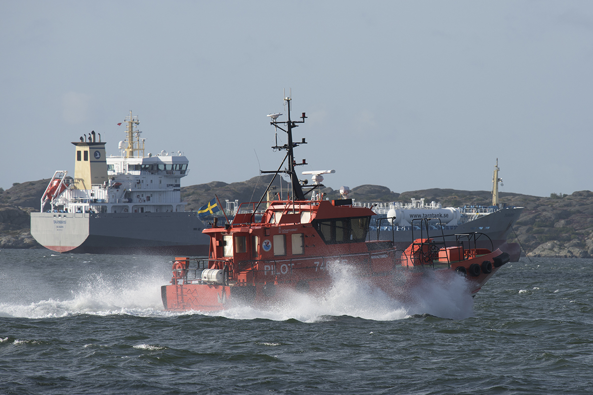 Lotsbåt på väg till fartyg i Göteborgs hamn.