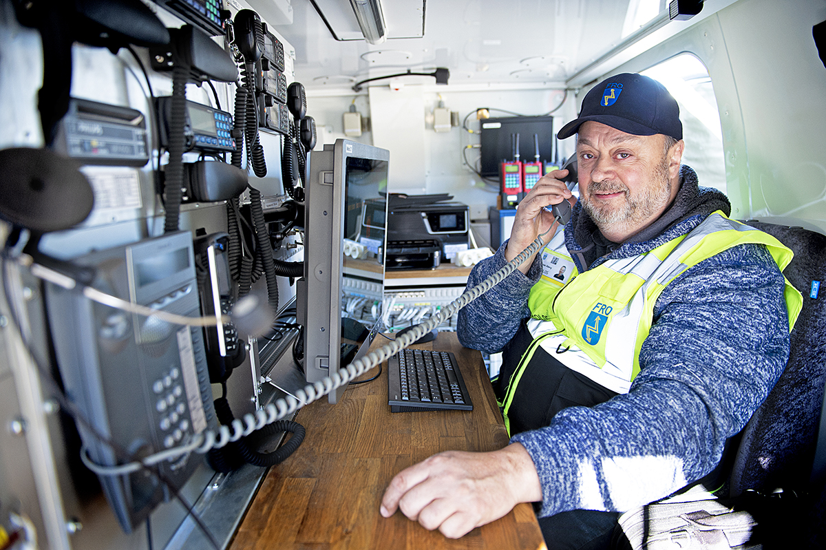 Radioamatören Tomas Åberg har engagerat sig som frivillig för att hjälpa till med kommunikation i nödlägen. ”Det är en skön känsla att dra sitt strå till stacken”, säger han.