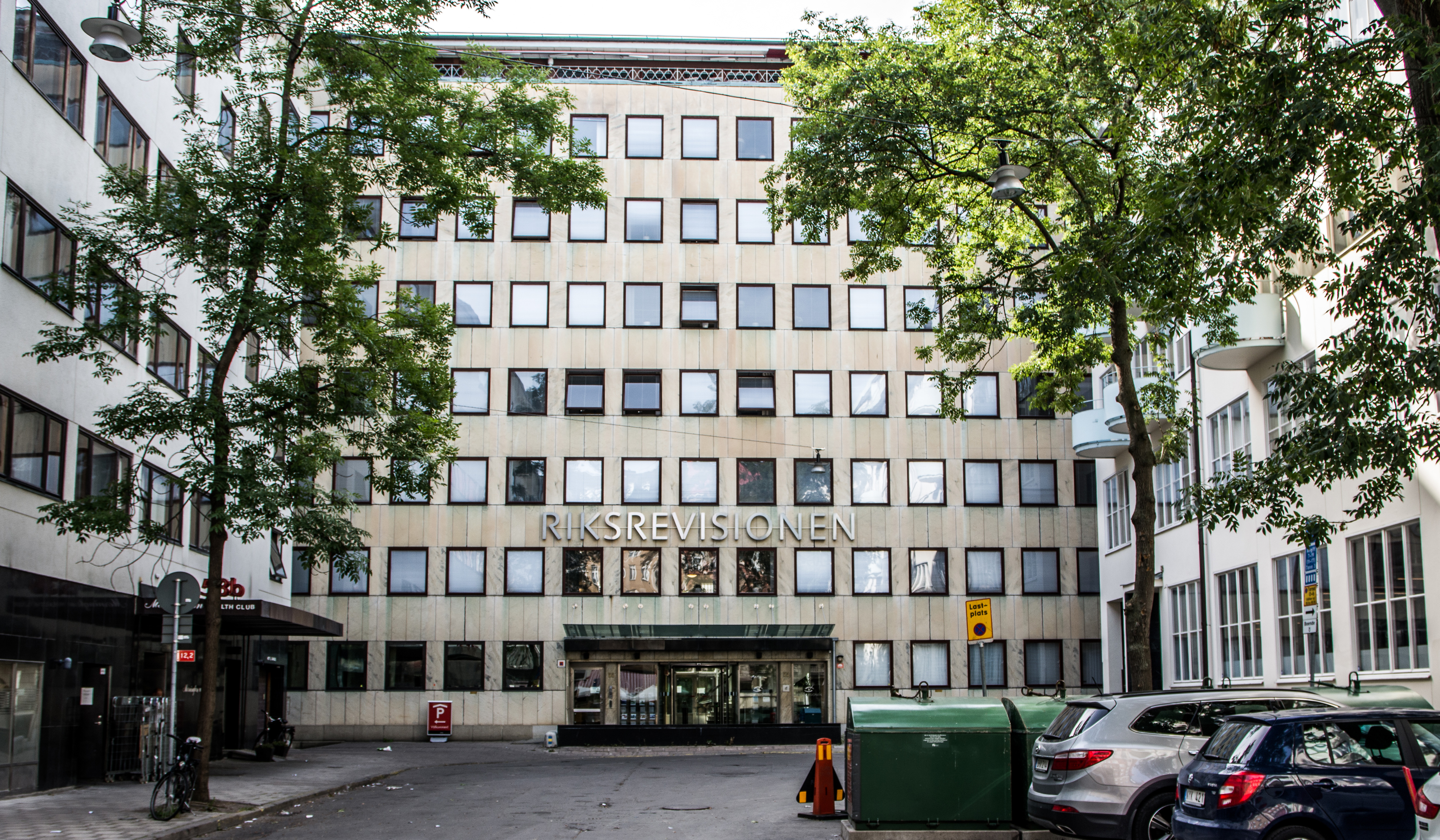 Riksrevisionen lämnar sitt kontor på Östermalm i Stockholm 17 augusti. På grund av coronan är det osäkert när personalen följer efter.