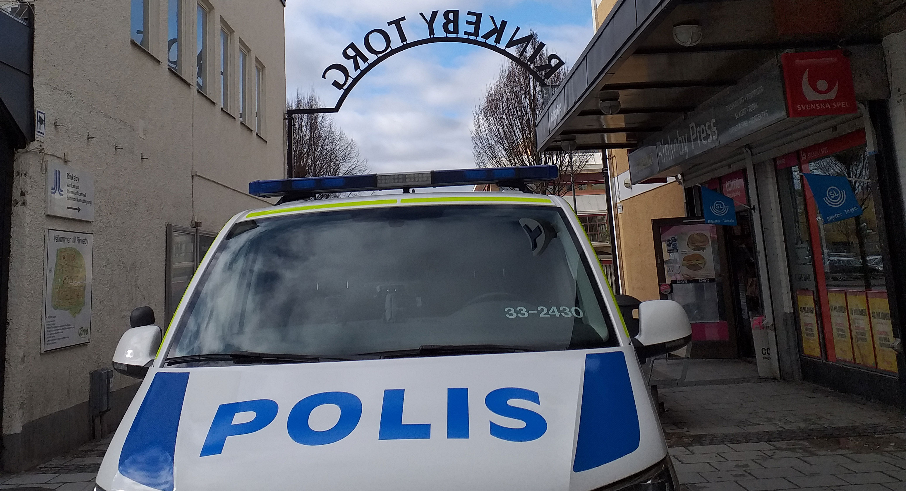 Den nya polisstationen i Rinkeby öppnar i september. Då området ses som särskilt brottsutsatt har skyddsorganisationen inom Polisen påtalat att säkerheten för personalen behöver ses över.