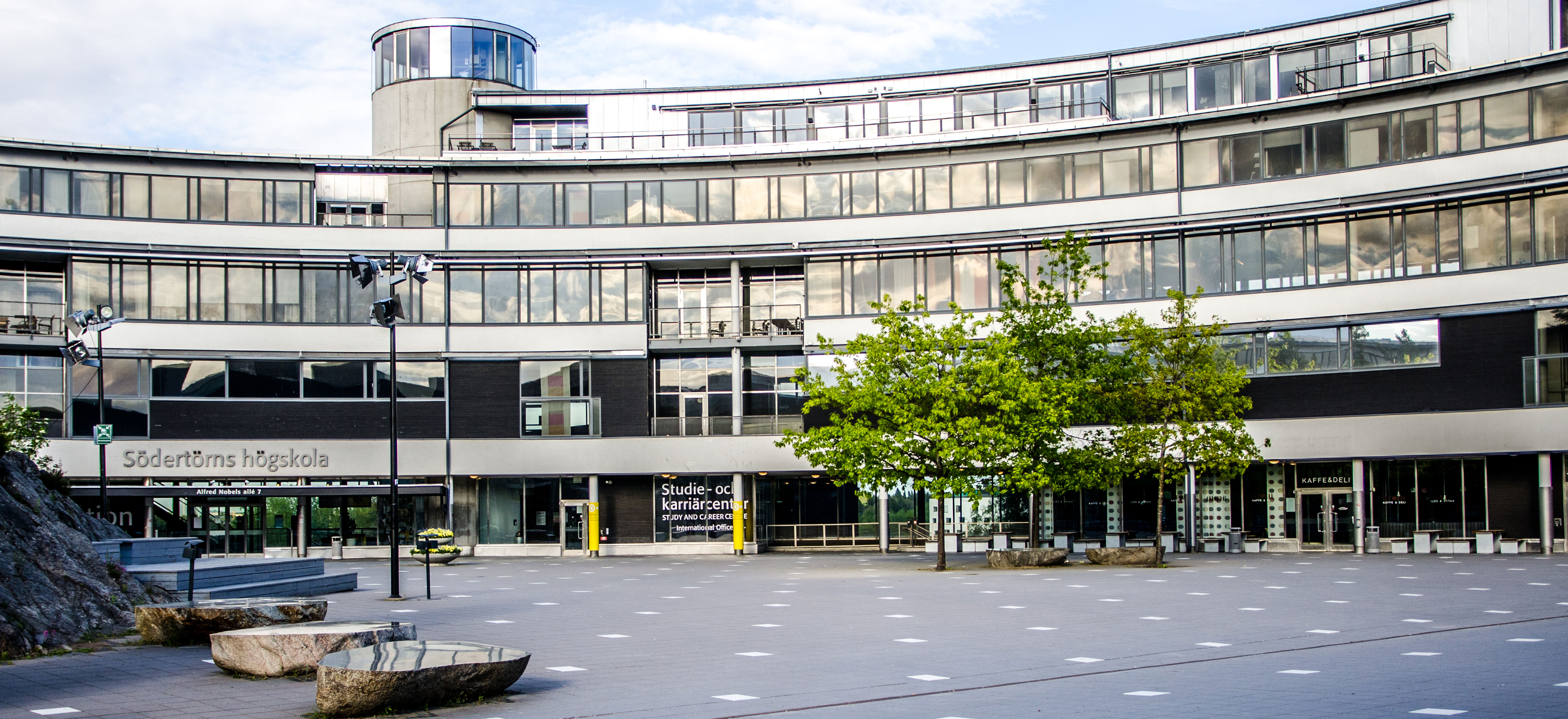 Ledningen vid Södertörns högskola har ännu inte bestämt sig för om distansarbetet ska fortsätta i höst eller inte.
