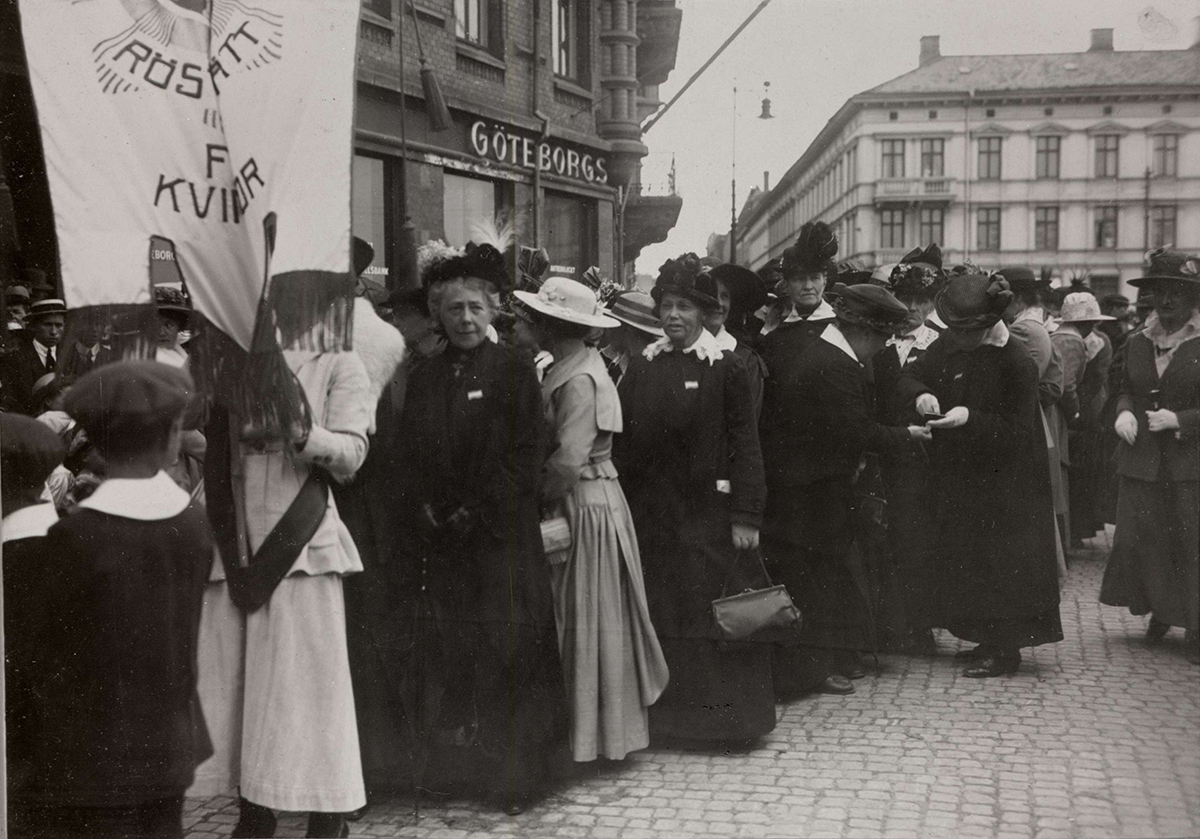 I rösträttskampen använde sig kvinnor av olika estetiska uttryck, något forskarna Marita Rhedin och Maria Carlgren på Göteborgs universitet intresserar sig för.