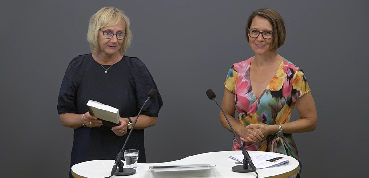 Civilminister Lena Micko, S, tar emot betänkandet om grundutbildning för statligt anställda av Tillitsdelegationens ordförande Christina Forsberg. 