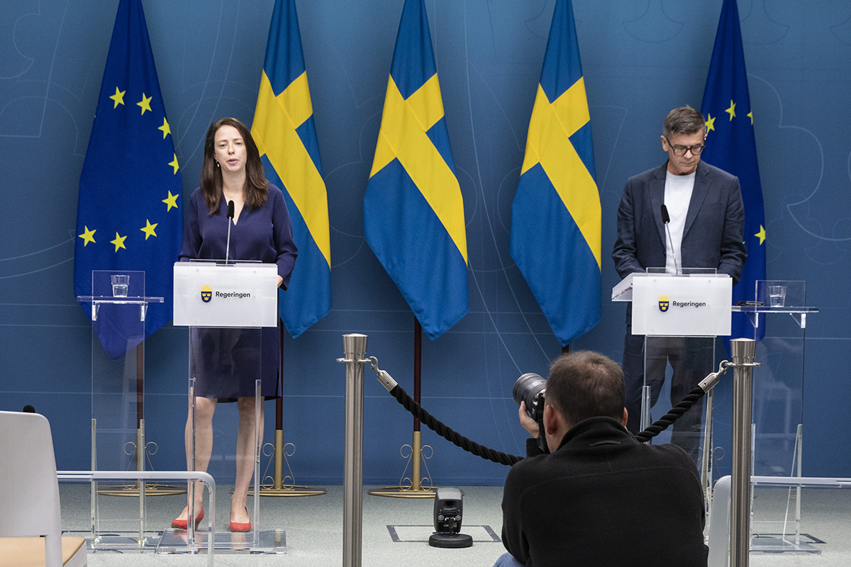 Jämställdhetsminister Åsa Lindhagen presenterar den nya Diskrimineringsombudsmannen Lars Arrhenius vid en pressträff 24 augusti. 