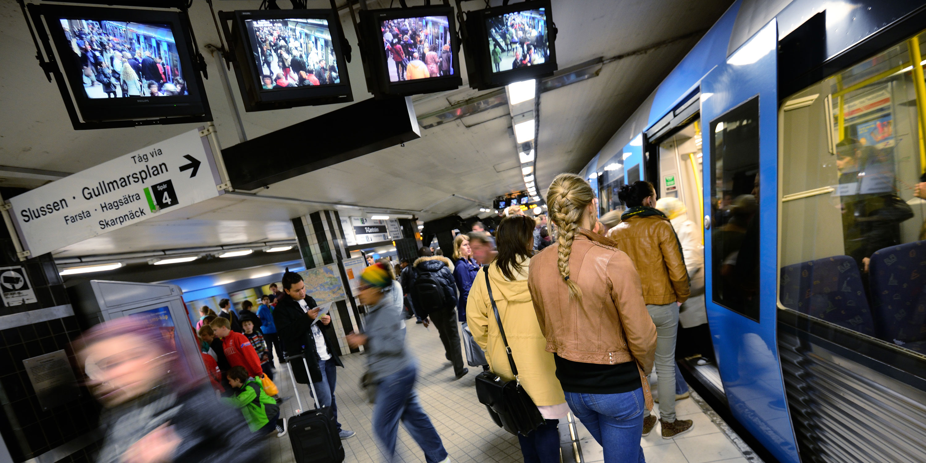Sedan 1 augusti behövs inte längre något tillstånd för att sätta upp kameraövervakning i kollektivtrafiken. På bilden Stockholms tunnelbana.