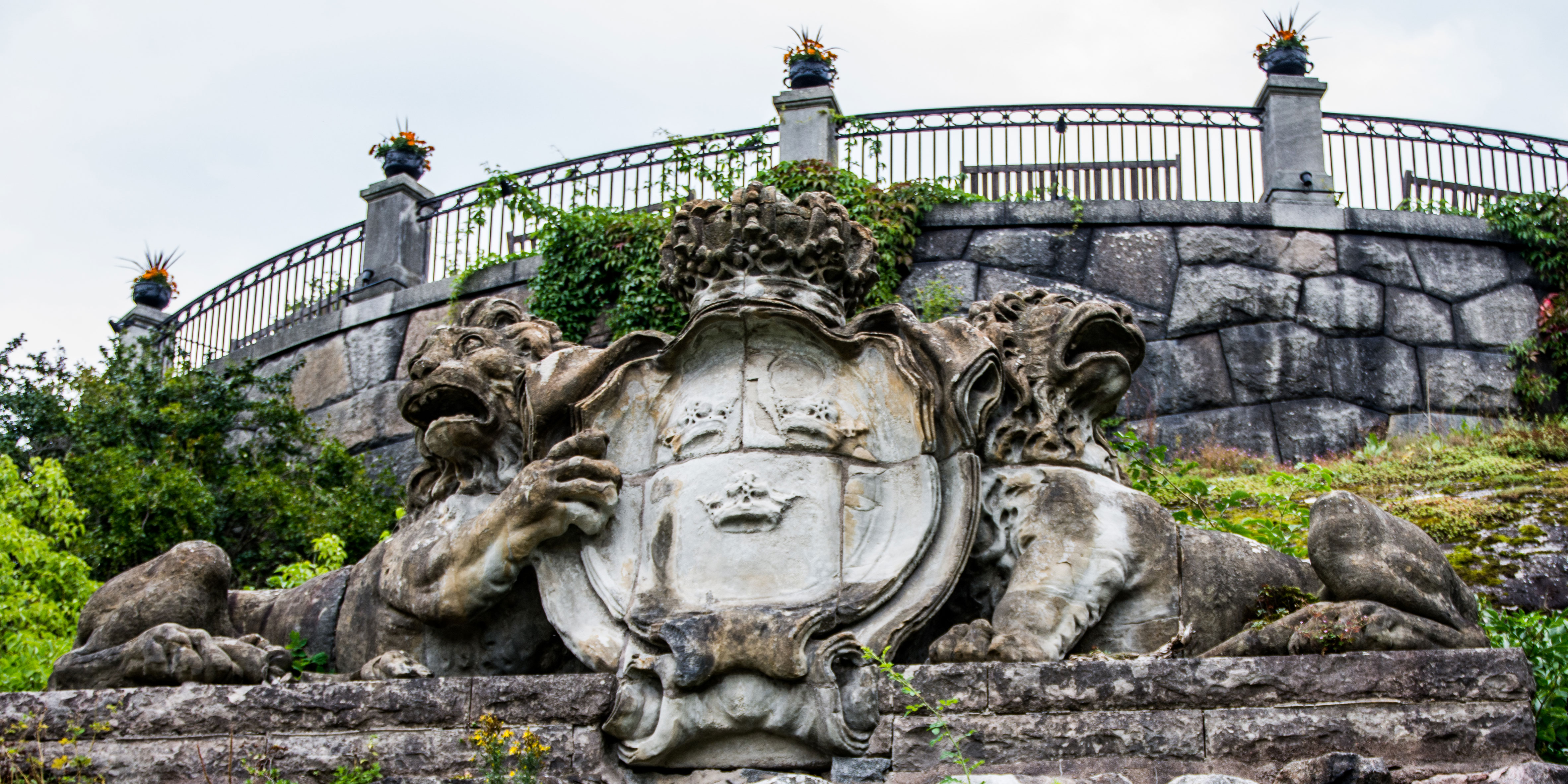 Jordbruksverket avråds från att använda en svartvit variant av det så kallade Lilla riksvapnet i ett av sina certifikat. På bilden syns Lilla riksvapnet avbildat i en skulptur vid Skansen i Stockholm.