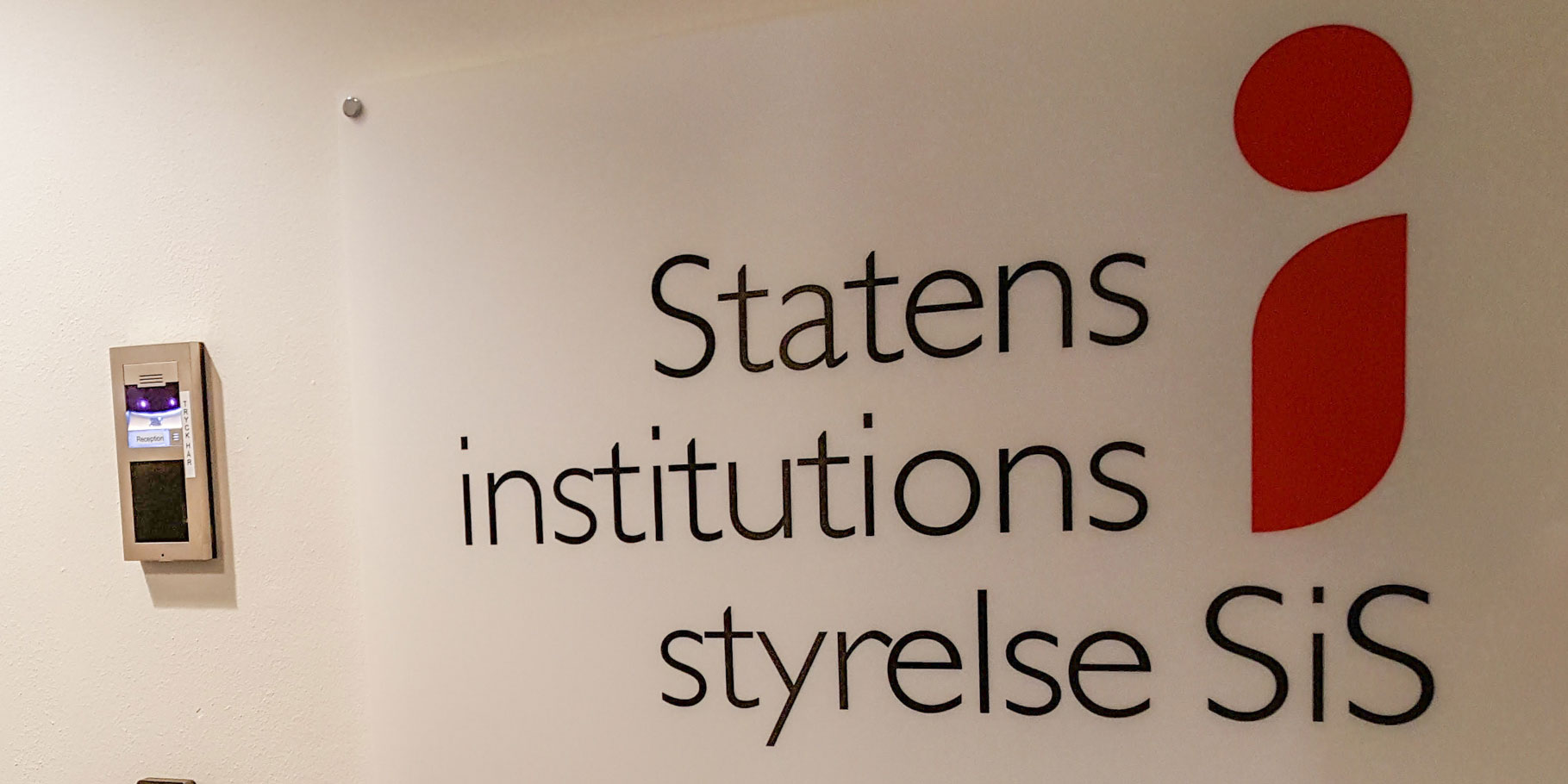 Männen som fritogs är mellan 18 och 19 år gamla ska enligt uppgifter till SVT vara dömda till sluten vård för mord respektive mordförsök.