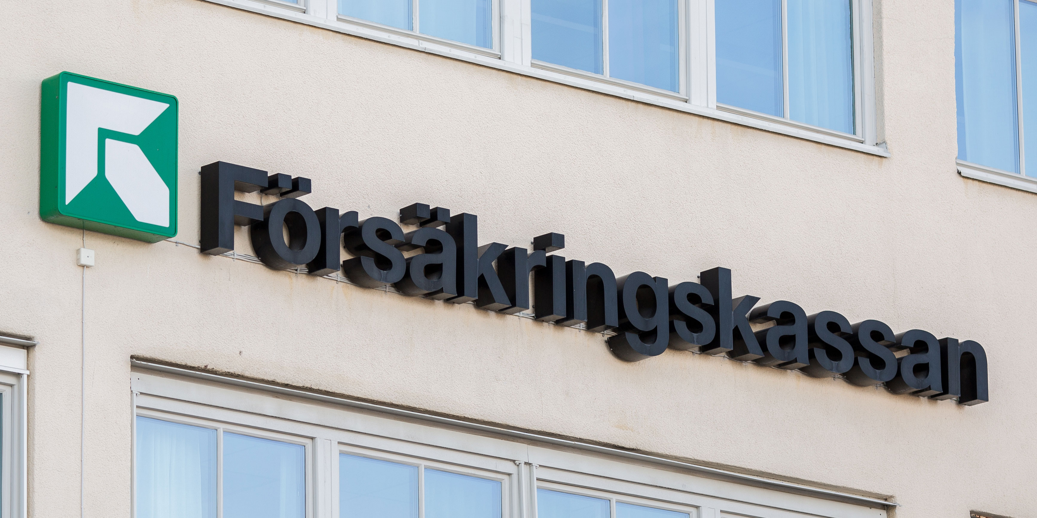 En handläggare på Försäkringskassan får 10 dagars löneavdrag för att ha rapporterat in 94 timmars övertid för mycket.