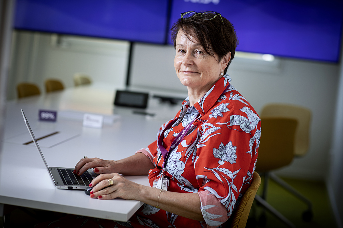 Ritva Hakola uppskattar att E-hälsomyndighetens generaldirektör Janna Valik diskuterar de förväntningar som finns på statsanställda i livechattar med myndighetens personal.