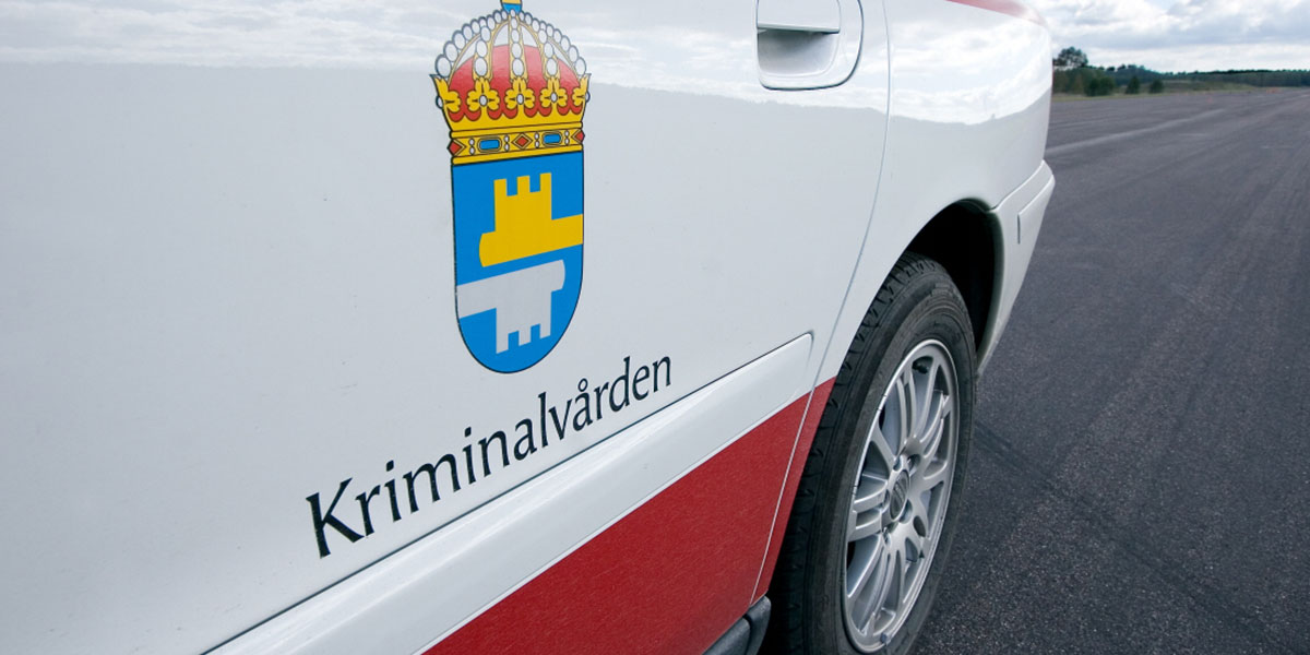 Kriminalvårdarna som transporterat en klient till Varbergs tingsrätt släppte in fyra oanmälda besökare innanför skalskyddet på domstolen, enligt myndighetens internutredning.
