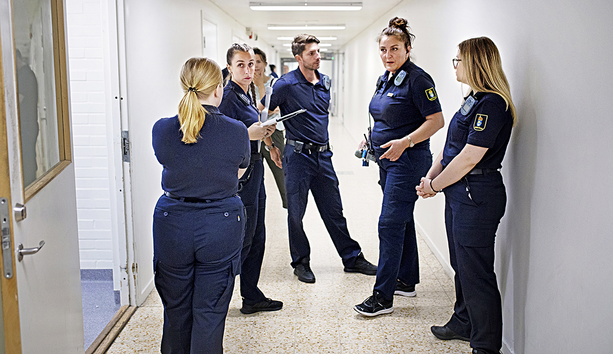 Fosieanstalten har kunnat nyanställa när antalet klienter ökat. Julia Henriksson och Elin Nelson går bredvid erfarna kolleger under den obligatoriska introduktionen på tio dagar.