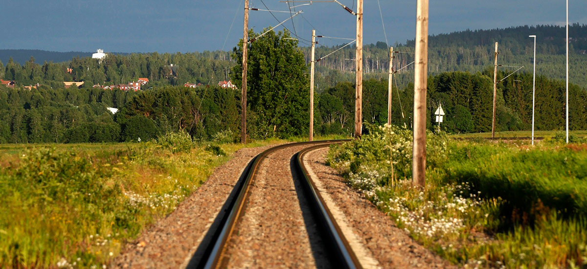 Trafikverkets upphandlingar av järnvägsunderhåll blir betydligt dyrare än vad som skulle ha varit fallet från början, visar en rapport från Riksrevisionen.