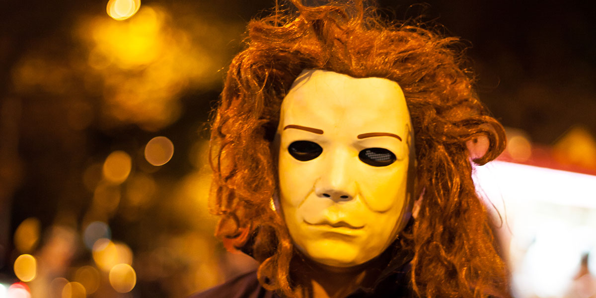 Mannen ska enligt åtalet ha hotat en grupp ungdomar iförd en ansiktsmask föreställande den fiktive seriemördaren Mike Myers. Bilden är från ett Halloweenfirande i USA 2014.
