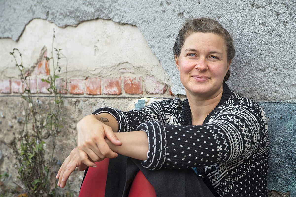 Ulrika Linder är konstnären som blev åter­vinningsarbetare och nu är aktuell med en bok om sin arbetsplats. “Det känns väldigt bra att ha ett jobb som behövs. Om det vi gör här inte blir gjort, så klappar allt ihop”, säger hon.