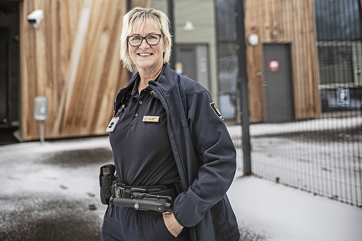 ”Nu har vi ljusa, fina lokaler som är anpassade för att bedriva en god häktesverksamhet”, säger kriminalvårdaren Kerstin Sellström. Tidigare fanns häktet i Polisens arrestlokaler.