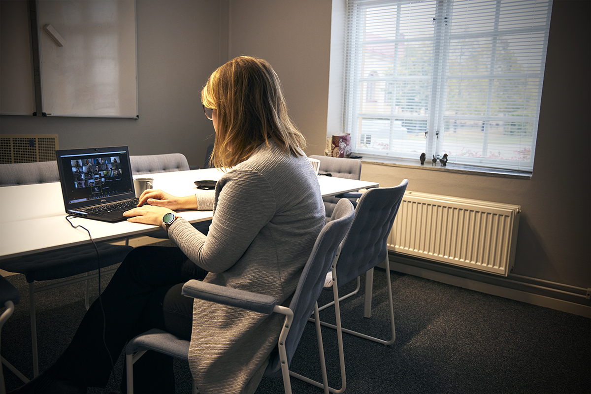 För att få en interaktion med studenterna håller Sara Mangsbo alltid sina digitala föreläsningar live.