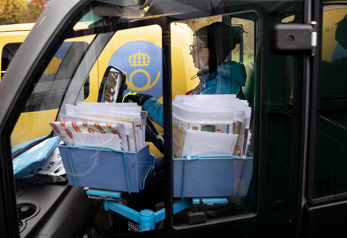 De små mopedklassade postbilarna skulle behöva mer utrymme för post i framsätet. Det är en av de upptäckter som Therese Karlsson och hennes kolleger gjort under månaderna med pilotförsöket.