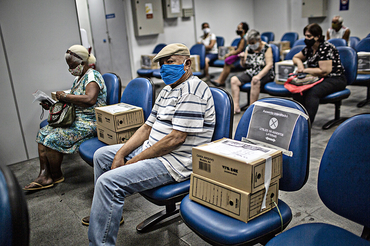 De anställda på socialförsäkringskontoret har placerat kartonger på varannan stol för att säkerställa att besökarna håller avstånd.