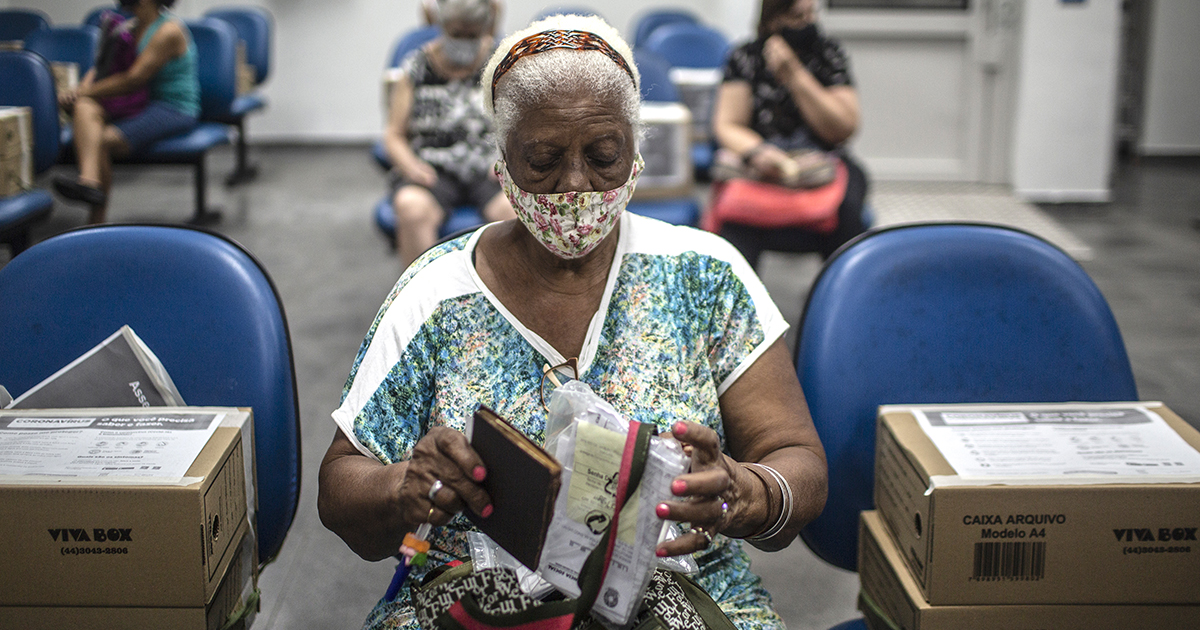 84-åriga Arinda de Souza besöker socialförsäkringsmyndigheten i Rio de Janeiro i Brasilien. Hon måste gå dit och visa upp sin mans dödsattest och dokument som bekräftar hur länge han arbetat för att få ut sin pension.