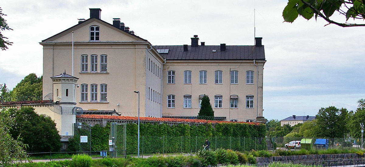 Minst 48 av de 57 intagna på fängelset i Kalmar har konstaterats smittade av coronaviruset. Minst 16 ur personalen har också testat positivt för viruset, uppger STs sektionsordförande Staffan Hederberg.