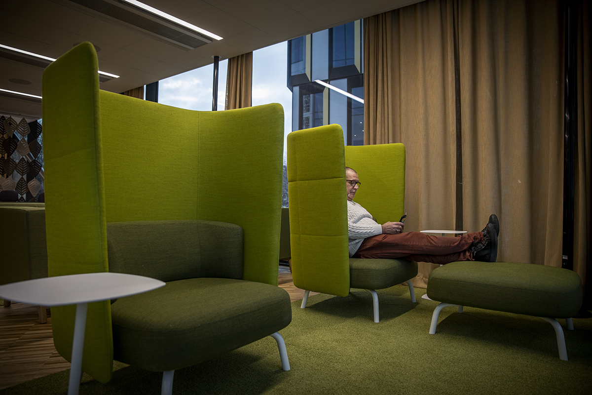 Ännu är det oklart om Universitetskanslersämbetet ska arbeta aktivitetsbaserat i de nya lokalerna. Kenneth Boström har i vilket fall hunnit testa alla nya möbler och hittat en favoritfåtölj.