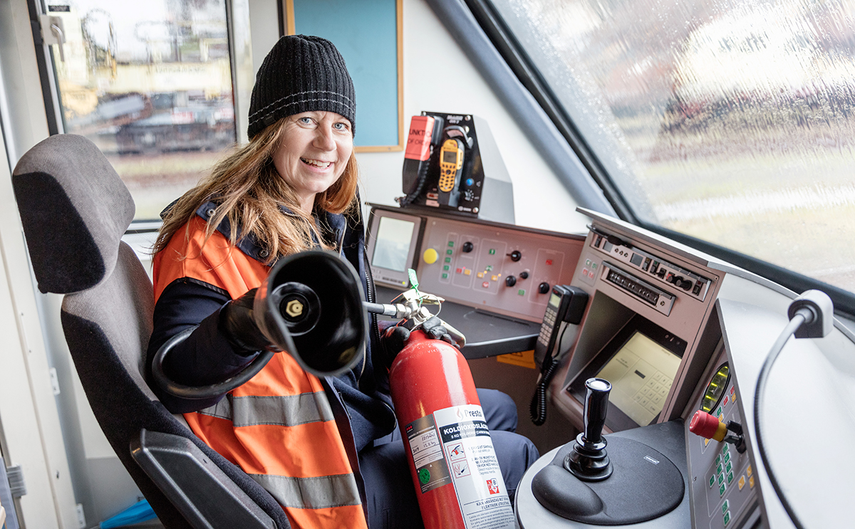 “Det är en fördel att man kan träna om och om igen”, säger lokföraren Katarina Larsson på SJ Götalandståg. Hon är en av dem som testat SJs brandövning i virtual reality-miljö.