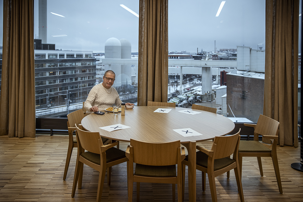 Kenneth Boström äter sin lunch ensam.